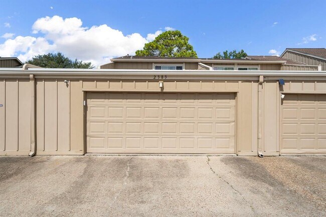 Building Photo - 2383 Crescent Park Dr