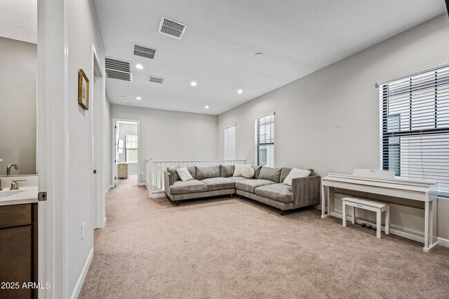 Building Photo - 4827 E Village Dr