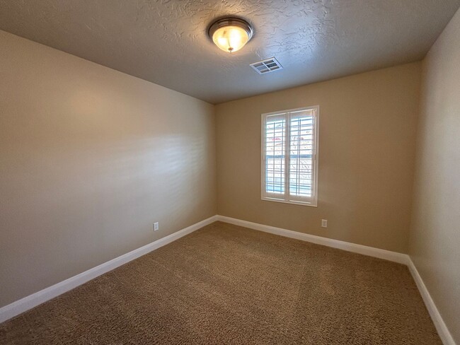 Building Photo - SPACIOUS TOWNHOME FOR RENT!