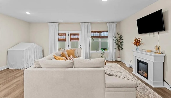 Building Photo - Like new modern maintenance free 3 bedroom 2.5 bath townhouse in Greensboro. Lawn care included.