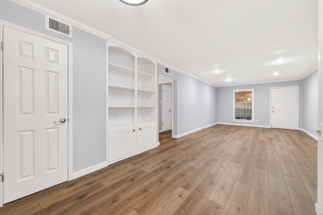 Building Photo - 359 N Post Oak Ln