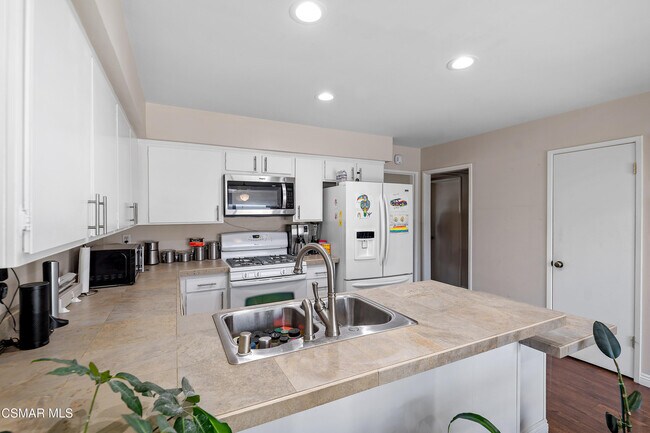 Building Photo - 4170 Lake Harbor Ln