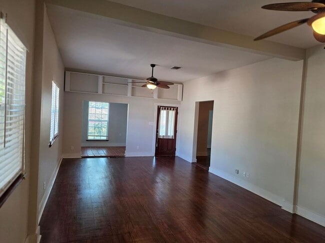 Building Photo - FOR LEASE!!