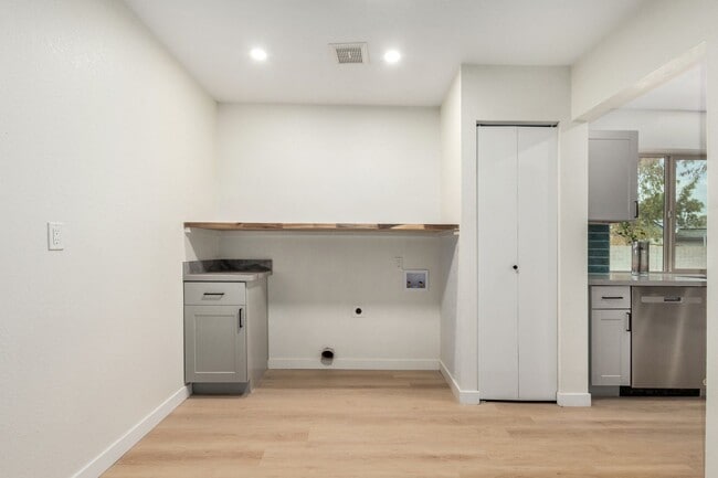 Building Photo - Fully Remodeled 4-Bedroom Home in Prime Gi...