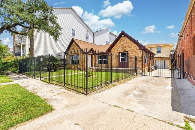 Building Photo - 1825 Rosedale St