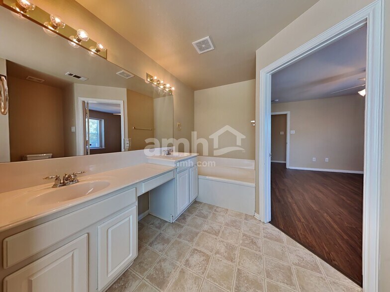 Building Photo - 3936 Braxton Ln