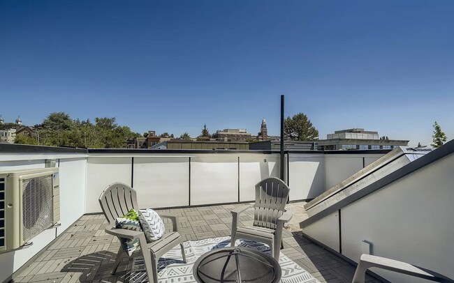Building Photo - 3B3B cozy townhome