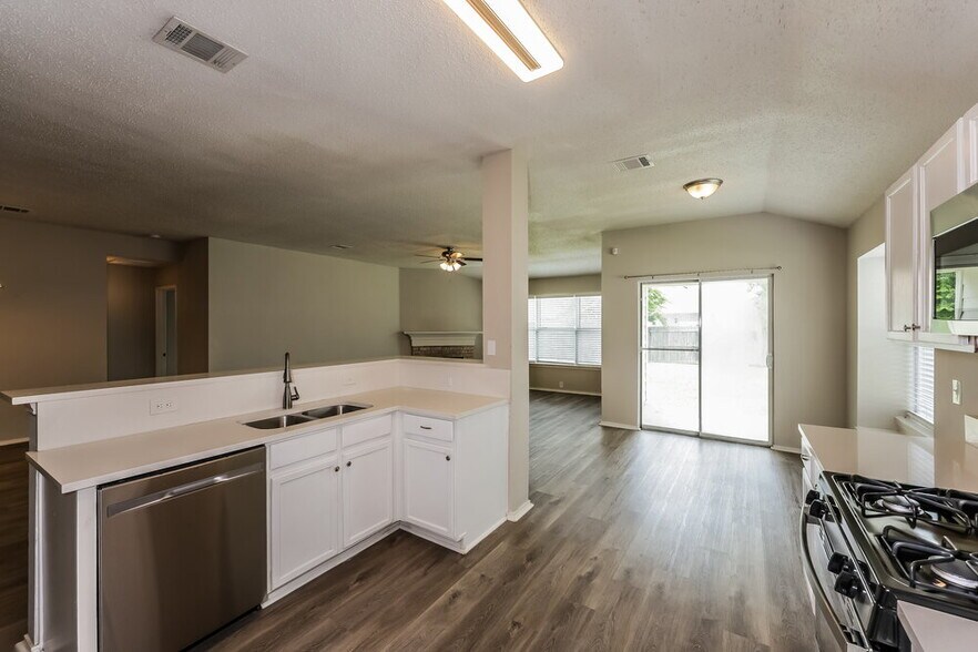 Building Photo - 6730 Meadowcrest Dr