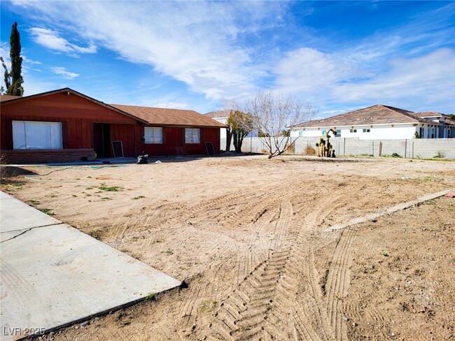 Building Photo - 5887 N Torrey Pines Dr