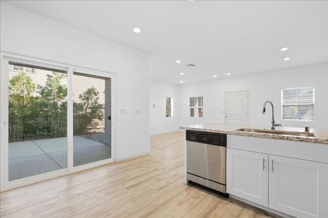 Building Photo - 1229 Rojo St