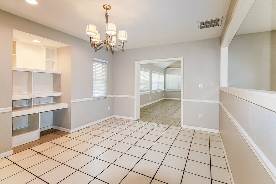 Building Photo - 15640 Little Ranch Rd