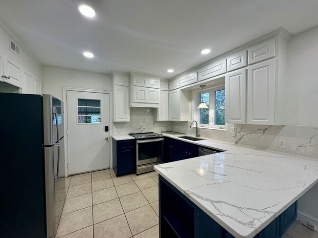 Building Photo - Charming 5 Bedroom Home Close to Everything!