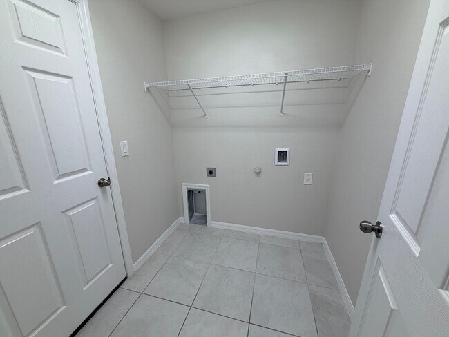 Building Photo - 4 Bed, 2 Bath Available Now in NW Cape Coral