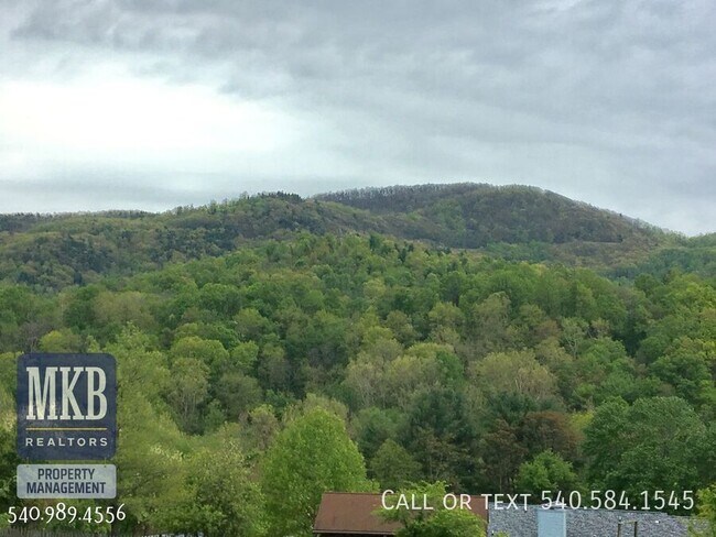 Building Photo - 7847 Forest Edge Dr