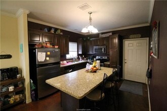 Building Photo - Spacious 4 Bedroom, 3 Bathroom House in Horse Haven!