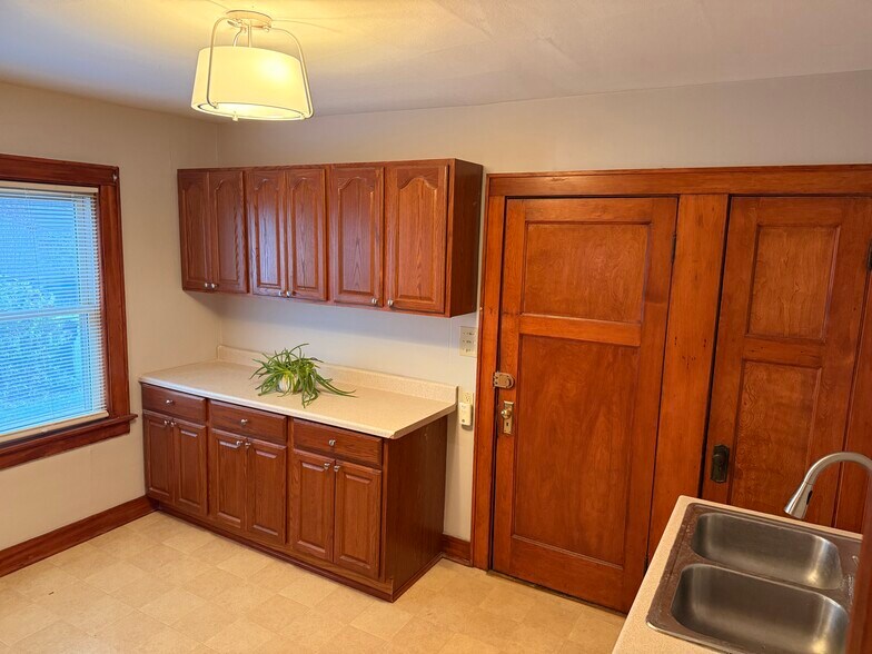 Building Photo - 541 N 62nd St