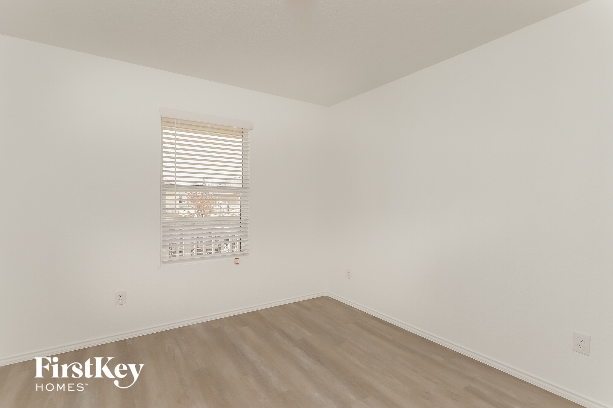 Building Photo - 10623 Vinateros Dr