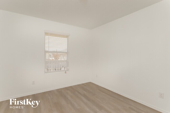 Building Photo - 10623 Vinateros Dr