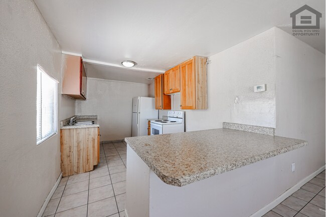 Building Photo - 903