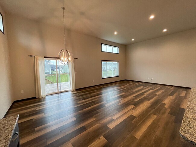 Building Photo - Spacious 4 Bed, 3 Bath Home in West Fargo