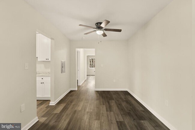 Building Photo - 882 College Pkwy