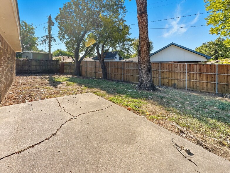 Building Photo - 2120 Vickie Dr