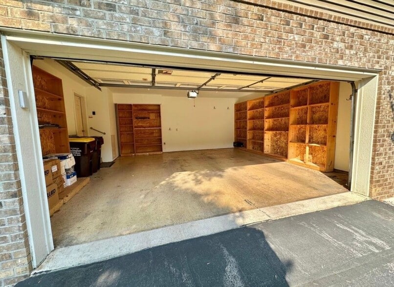 Building Photo - 8315 Cedarview Cir