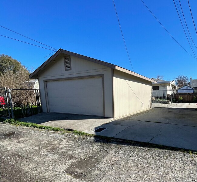 Building Photo - 1316 H St