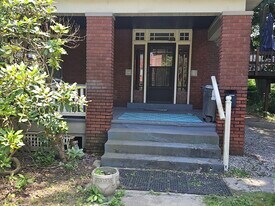 Building Photo - 146 Lee St