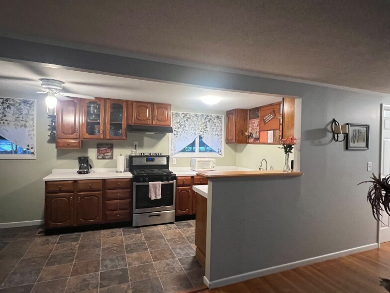 Building Photo - 240 Greenaway Dr