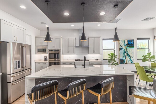 Building Photo - Luxury at Vistal