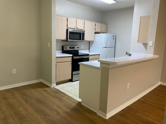 Building Photo - 5447 Vineland Rd