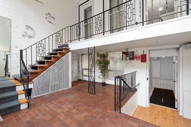 Building Photo - 277 Crown St