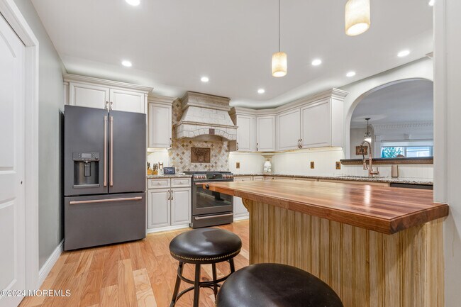 Building Photo - 300 Ocean Ave N