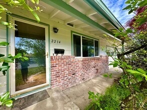 Building Photo - 3 bedroom, single level, 3-car garage spac...