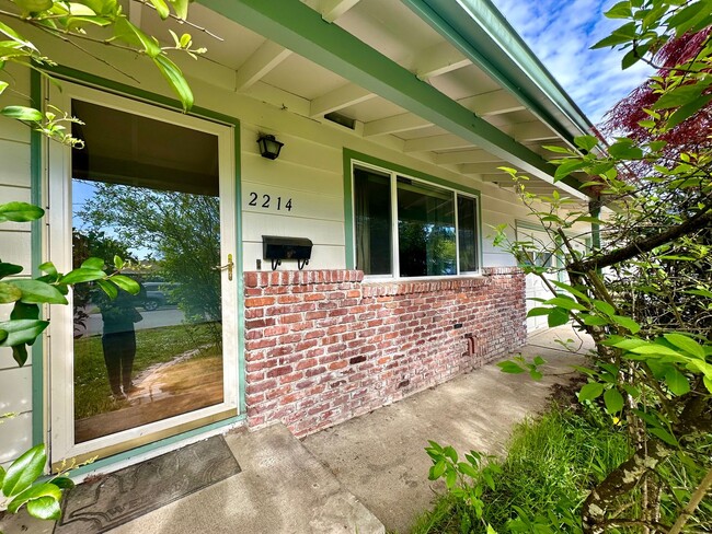 Primary Photo - 3 bedroom, single level, 3-car garage spac...