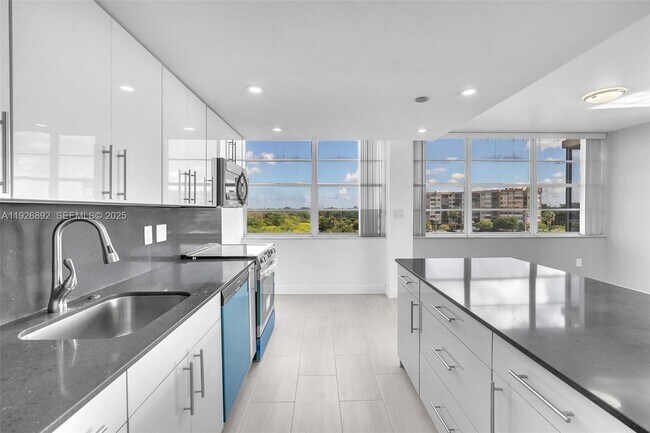 Building Photo - 1000 St Charles Pl