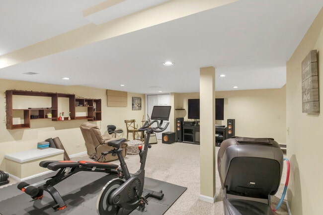 Building Photo - 985 Chapel Ct N