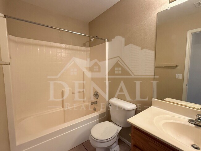 Building Photo - 923 E Monterey St