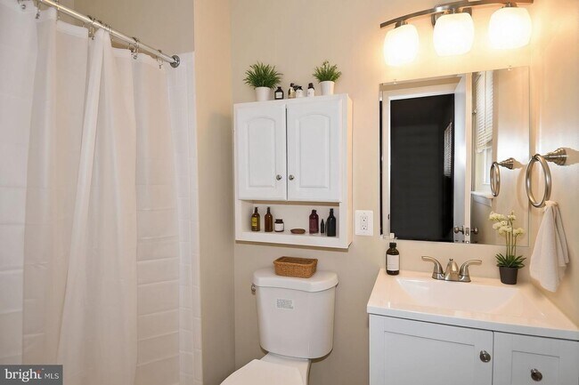 Building Photo - Beautifully renovated 3-bedroom, 2.5-bath detached home