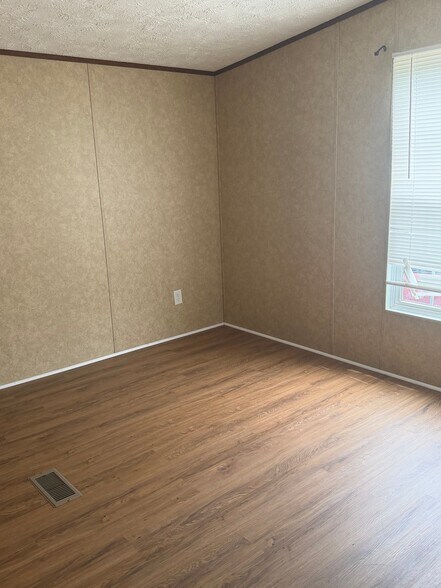 Building Photo - 533 Lee Rd 57