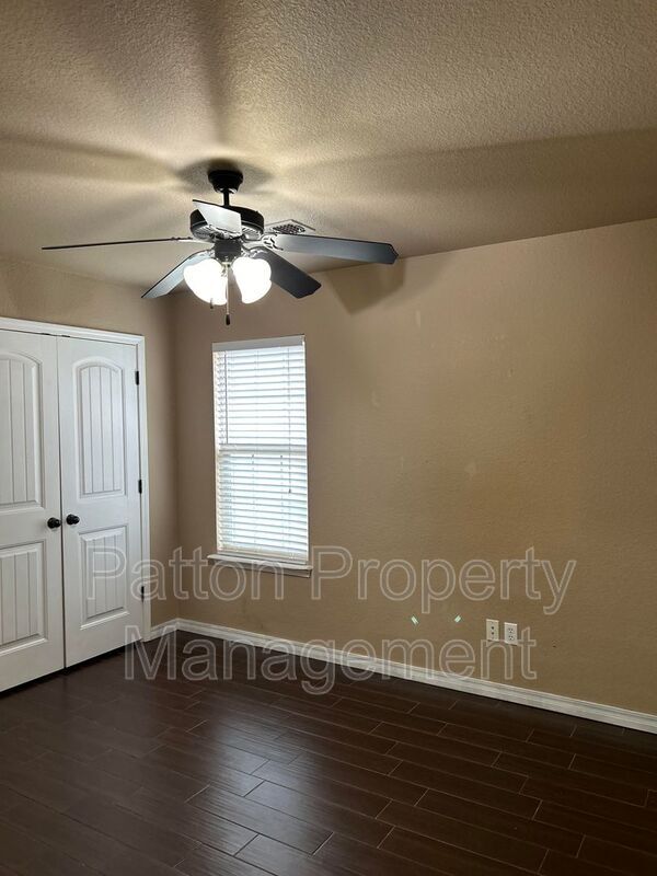 Building Photo - 9313 Buccola Ave