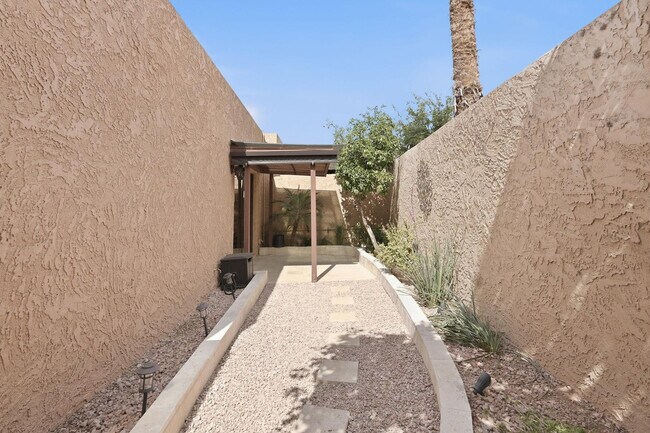 Building Photo - 7519 N Vía Camello Del Sur