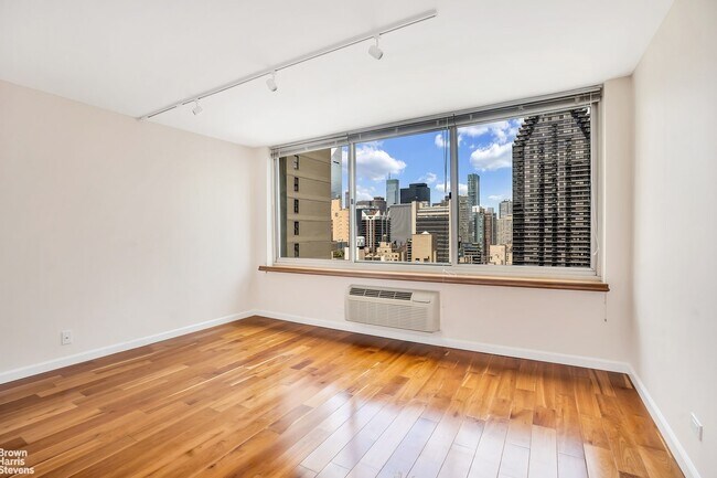 Building Photo - Open city View