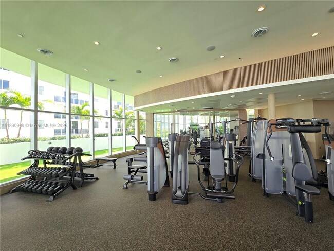 Building Photo - 700 NE 24th St