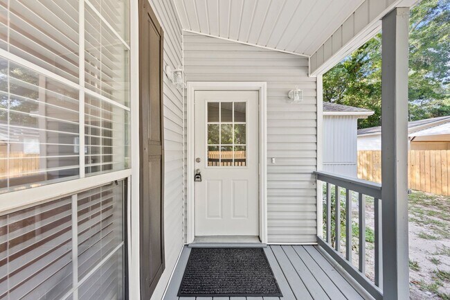 Building Photo - 698 Persimmon St