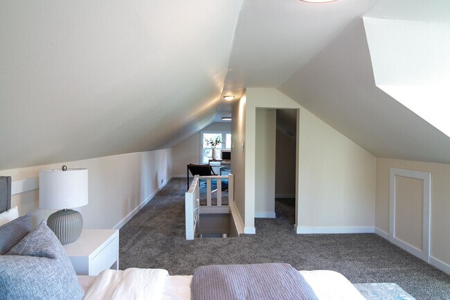 Building Photo - Beautifully Remodeled 3 Bed/1 Bath Bungalo...