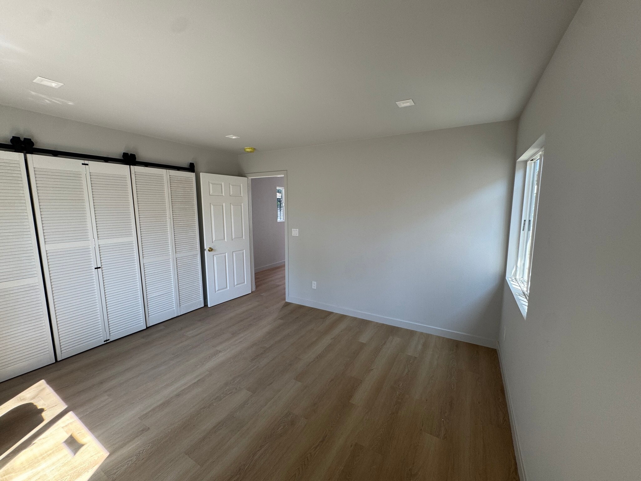 Building Photo - 2621 Hillcrest Dr