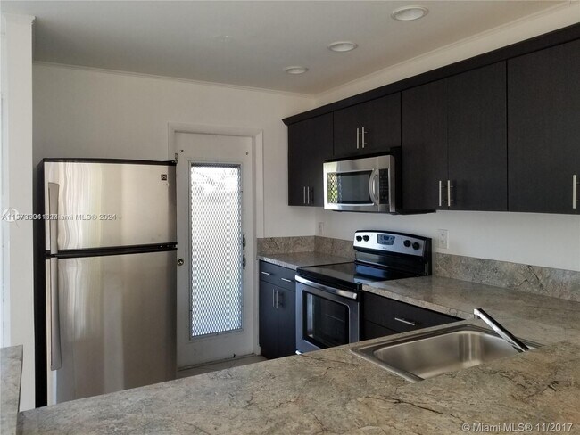 Building Photo - 560 SE 2nd Ave