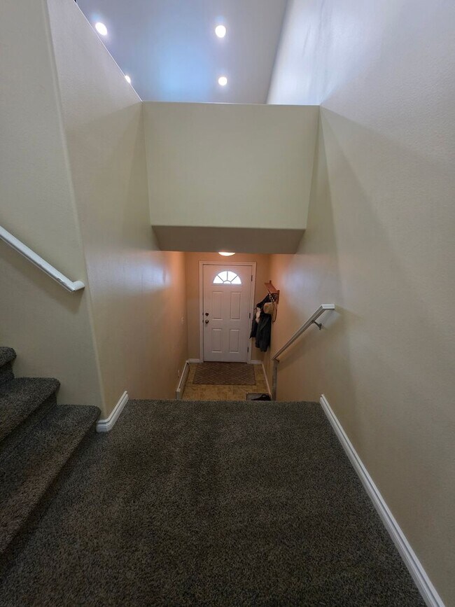 Building Photo - Easy JBER access and quiet location